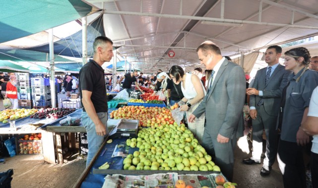 Halk Pazarı’ndan alışveriş yaptı