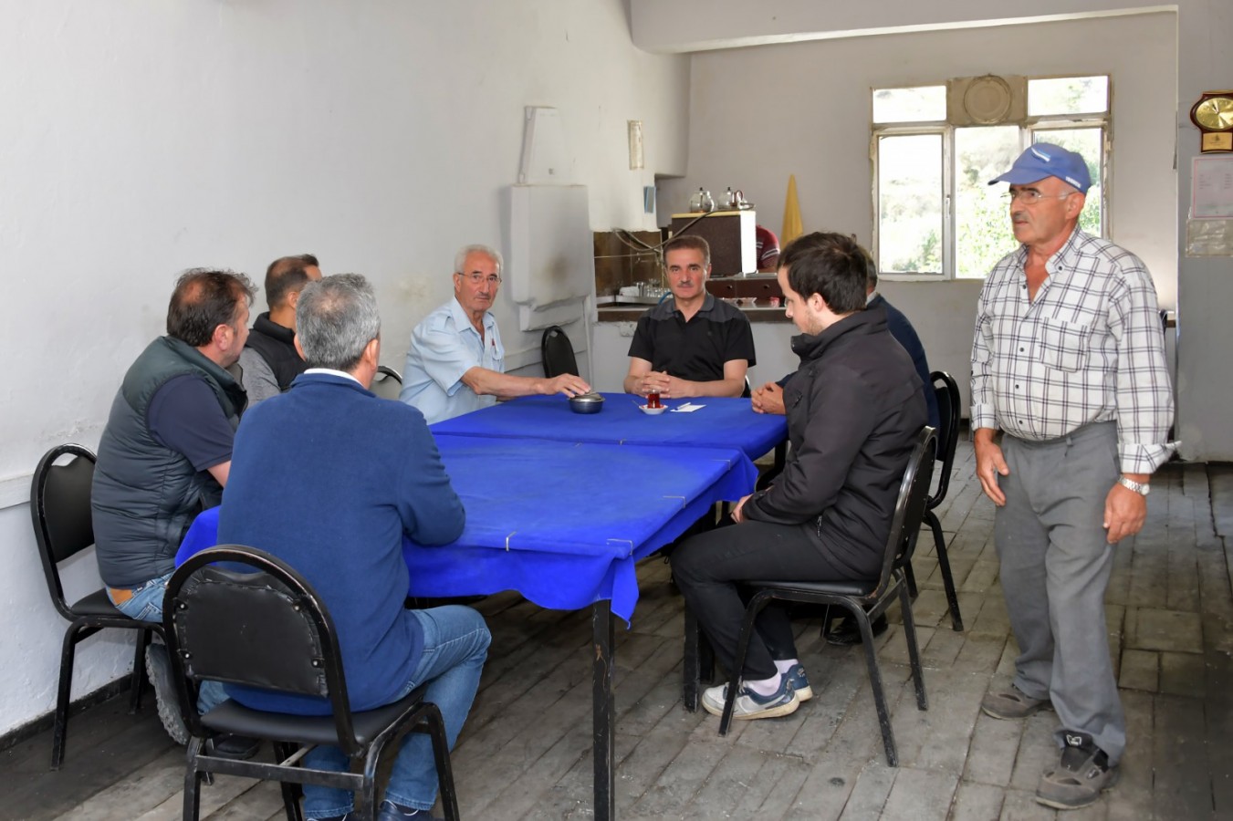 Vali Baruş, köy kahvesinde vatandaşı dinledi;