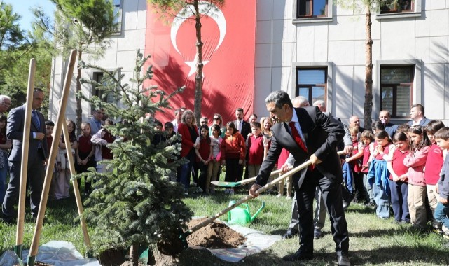 2023 fidanın ilkini dikti