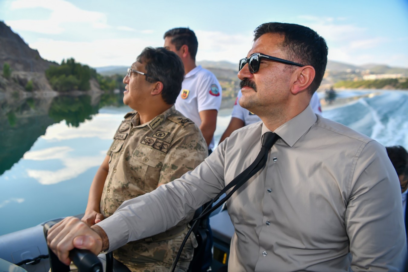 Vali Tekbıyıkoğlu, asayiş botuyla devriye yaptı;