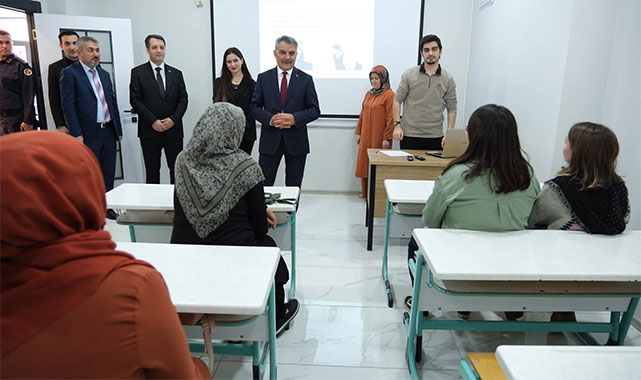 ADEM kursiyerleriyle bir araya gelen Vali Özkan, çalışmaları tek tek inceledi;