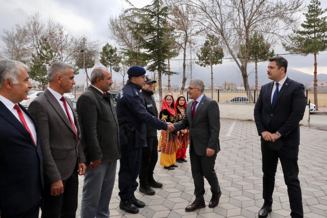 Vali Çelik, husumetli aileleri bir araya getirerek barıştırdı;