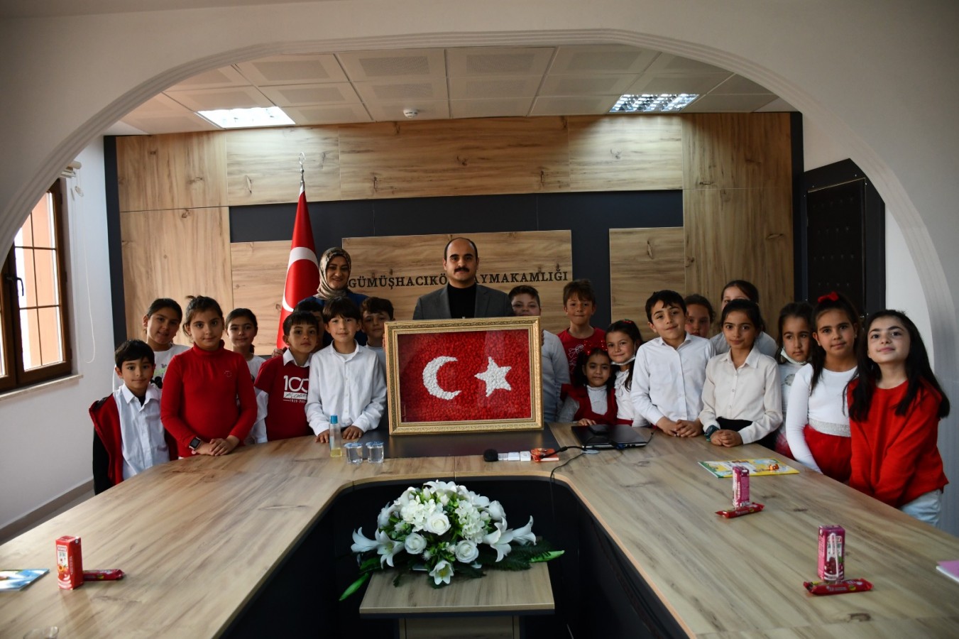 Küçük öğrencilerden Kaymakama Türk Bayrağı hediyesi