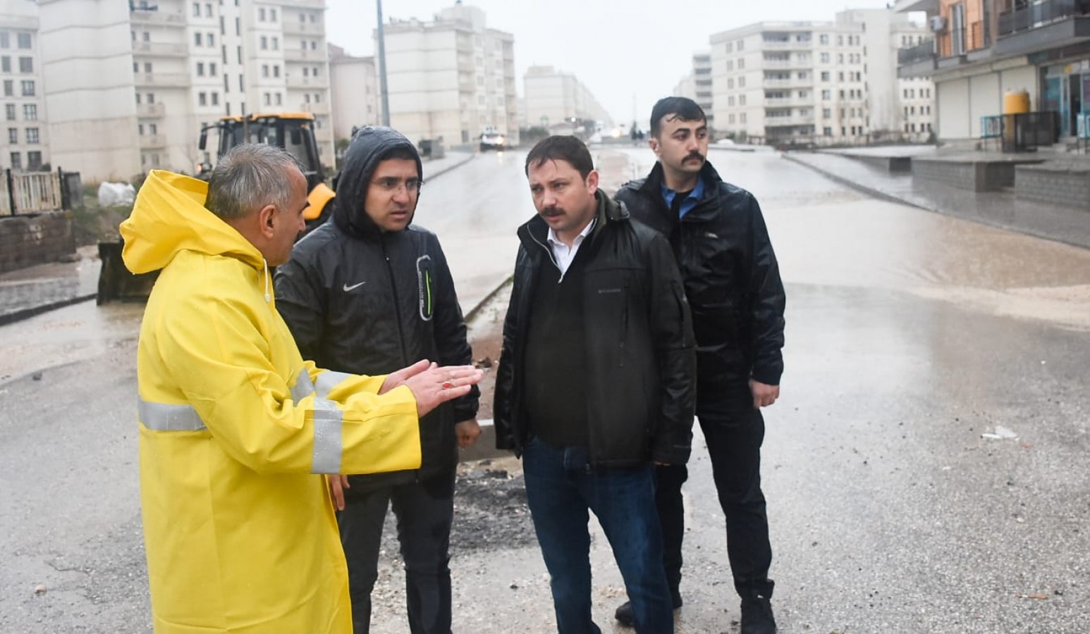 Yağış sonrası çalışmaları bizzat koordine etti;