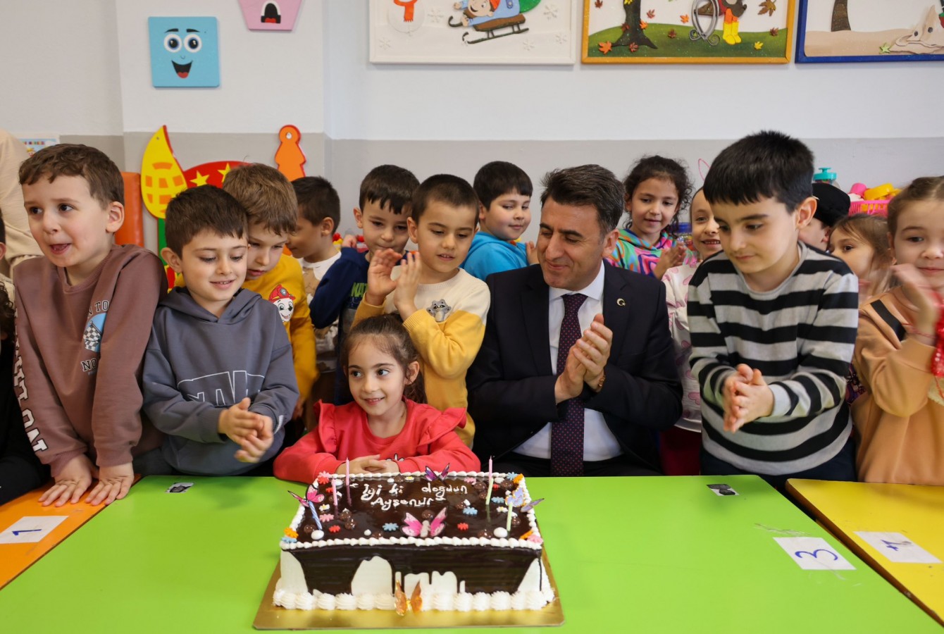 Kendisini okula davet eden Ayşenur'a sürpriz yaptı