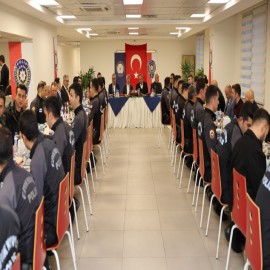 Çevik kuvvet polislerini iftarda yalnız bırakmadı