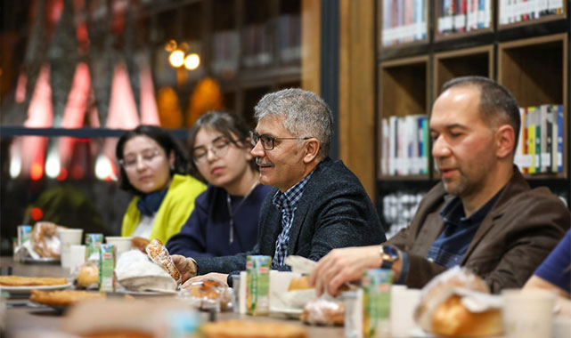 Vali Çelik, gençlerle sahur sonrası şehir turu yaptı!;