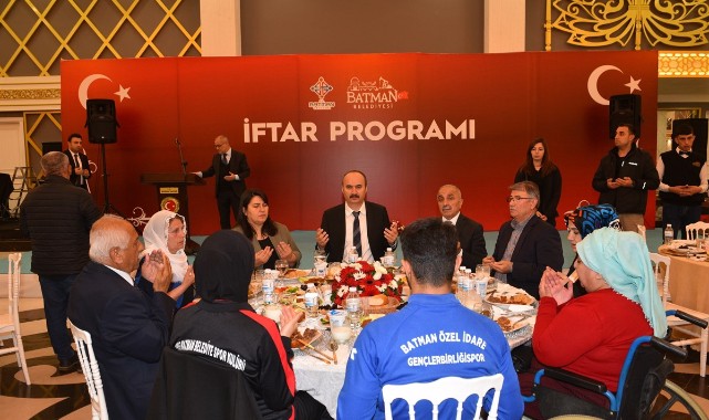 Kanaat önderlerini iftarda ağırladı