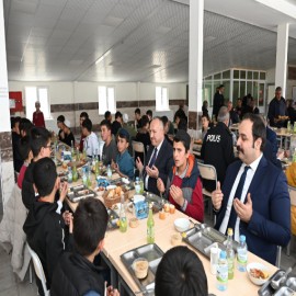 Vali Fidan Kur'an Kursu öğrencileriyle bir araya geldi