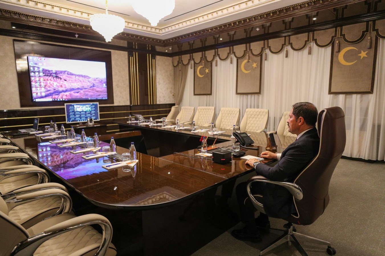 Vali Masatlı, binlerce öğretmenle bir araya geldi