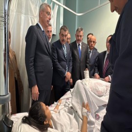 Bakanlar saldırıda yaralanan öğrencileri hastanede ziyaret etti