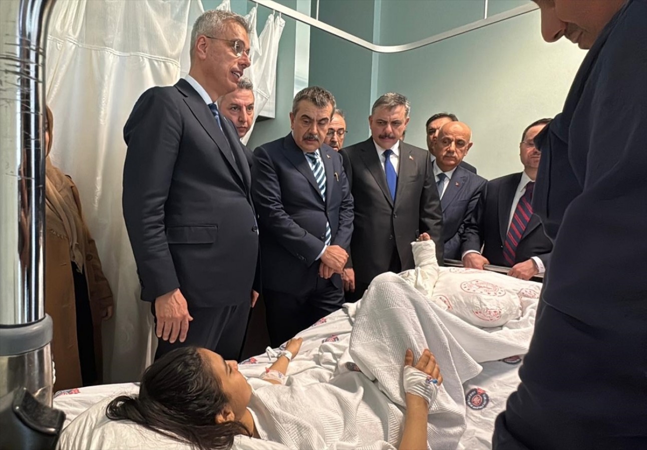 Bakanlar saldırıda yaralanan öğrencileri hastanede ziyaret etti