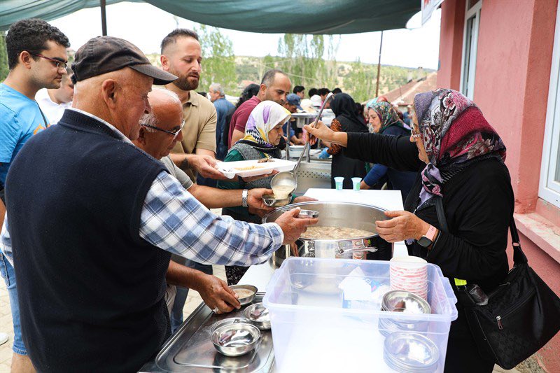 Aşure etkinliğine katılan Vali Özkan: Toplumda kaynaşmayı sağlayan muhabbettir;