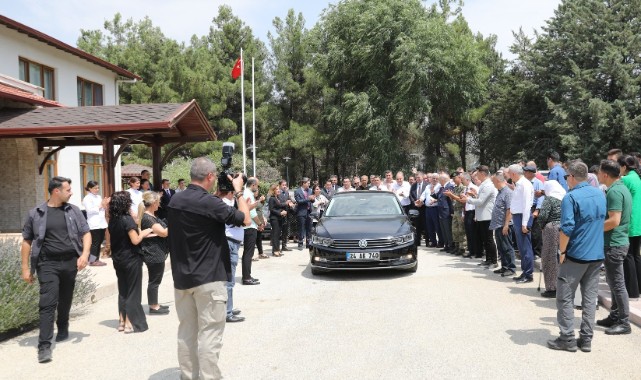 Valilik konutundan alkışlarla uğurlandı