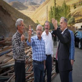 Hakkari’de asfaltlanan yollar vatandaşın yüzünü güldürdü
