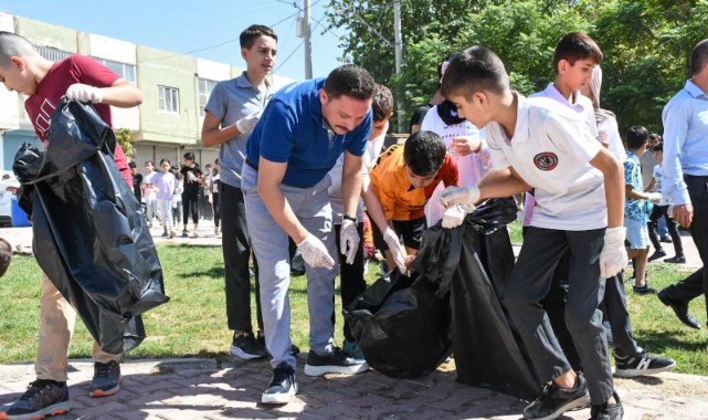 Çocuklarla birlikte çöp topladı