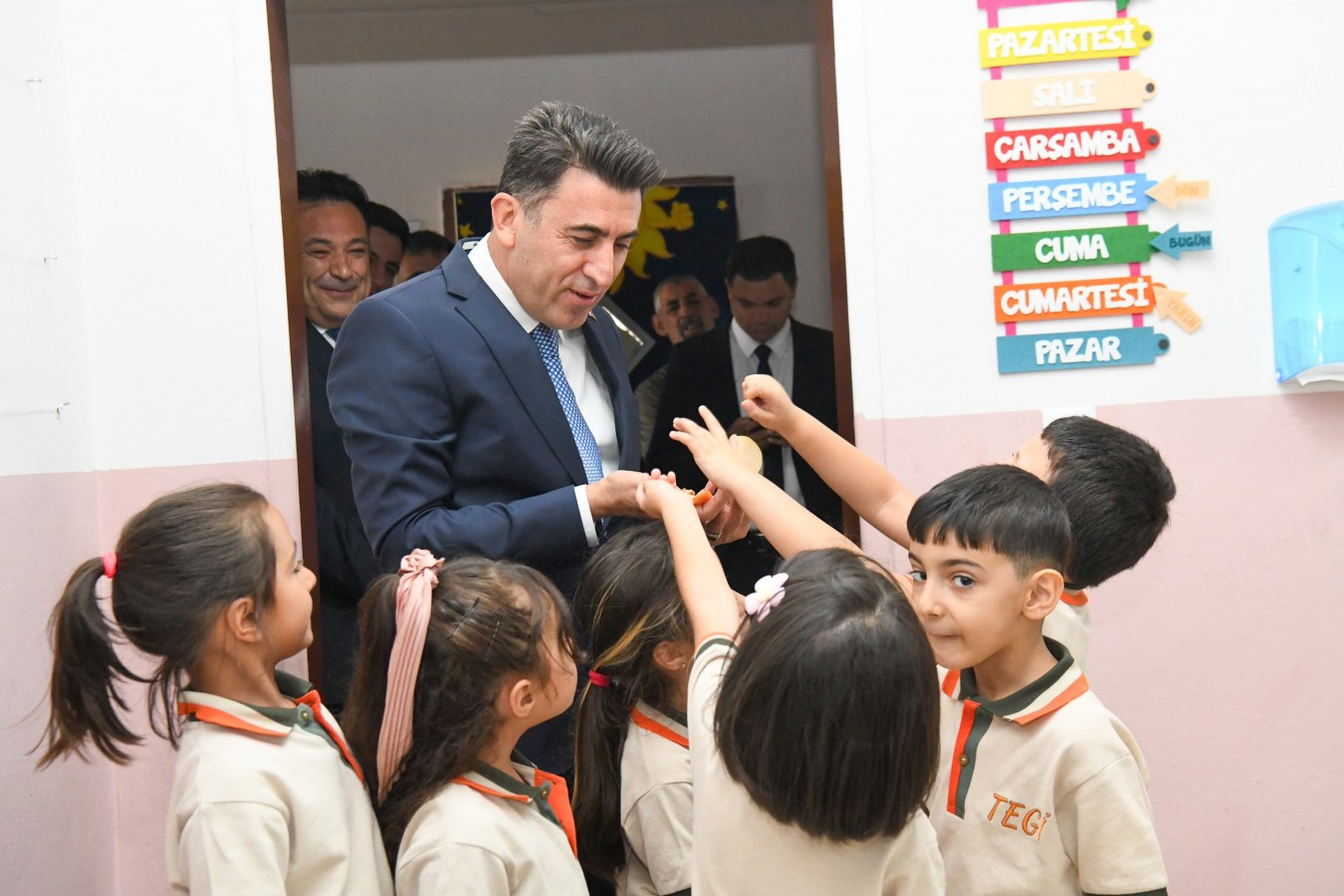 "Çocuklarımızın en iyi şekilde yetişmesi için tüm imkânlarımızla yanlarındayız";