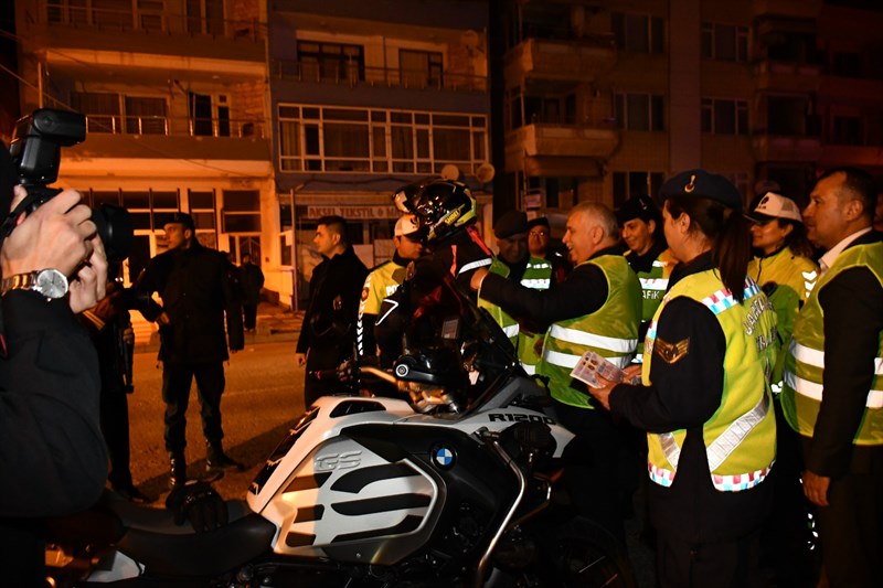 Motosiklet sürücülerine reflektif yelek dağıldı;