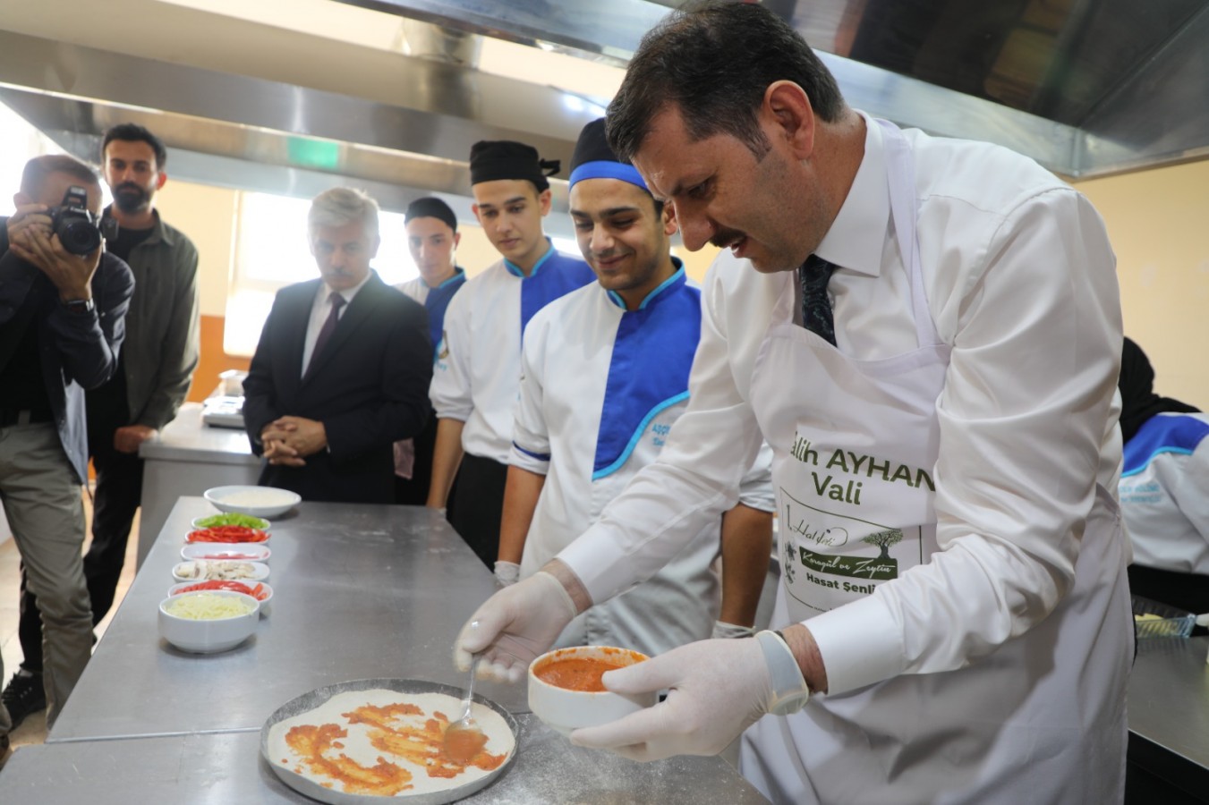 Aşçılık öğrencileriyle yemek yaptı;