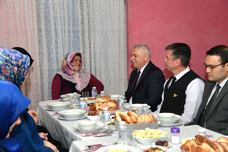 Şehit Eren Bülbül’ün ailesine iftar konuğu oldu;