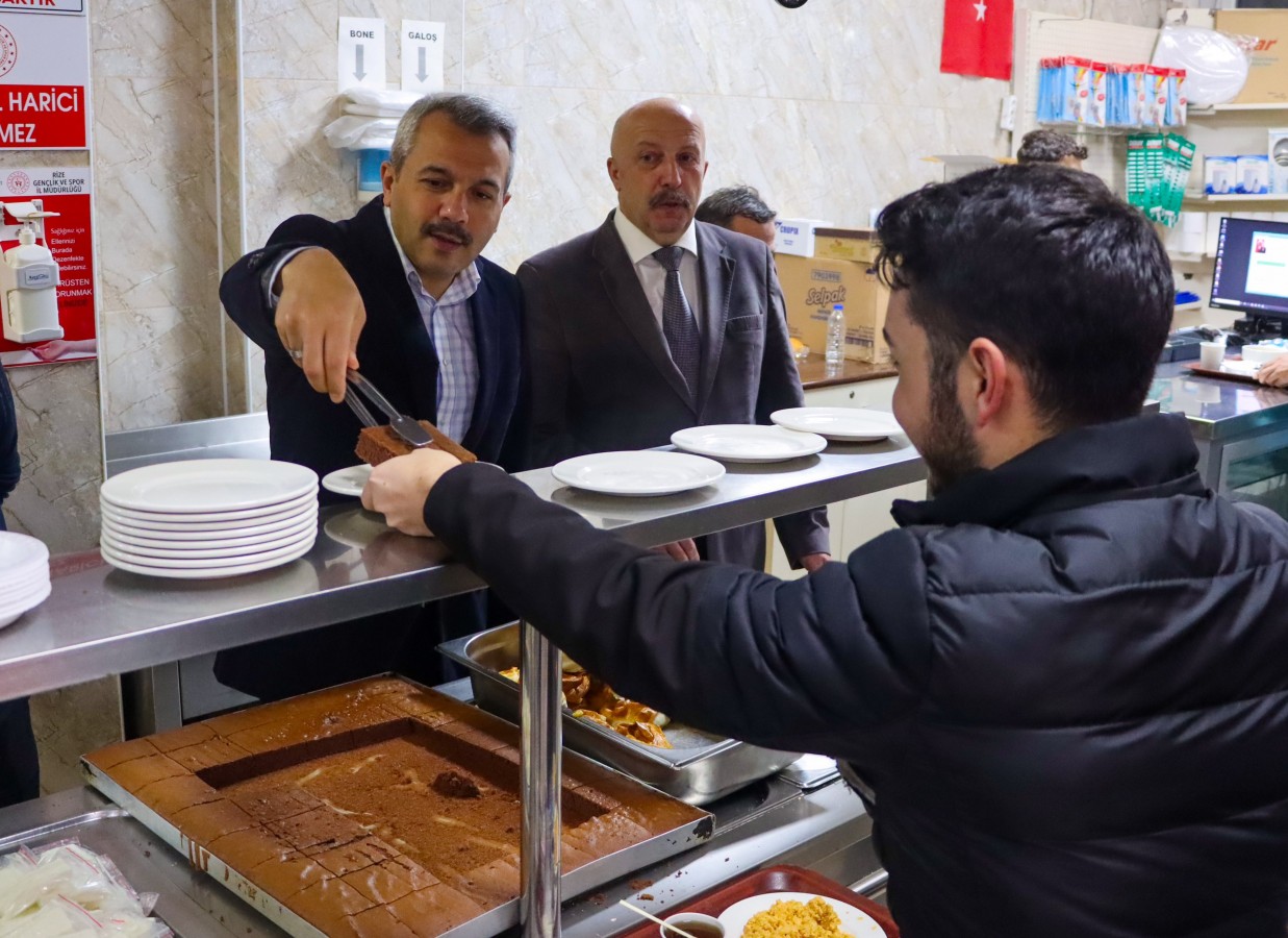 Öğrencilerin sahur coşkusuna ortak oldu;