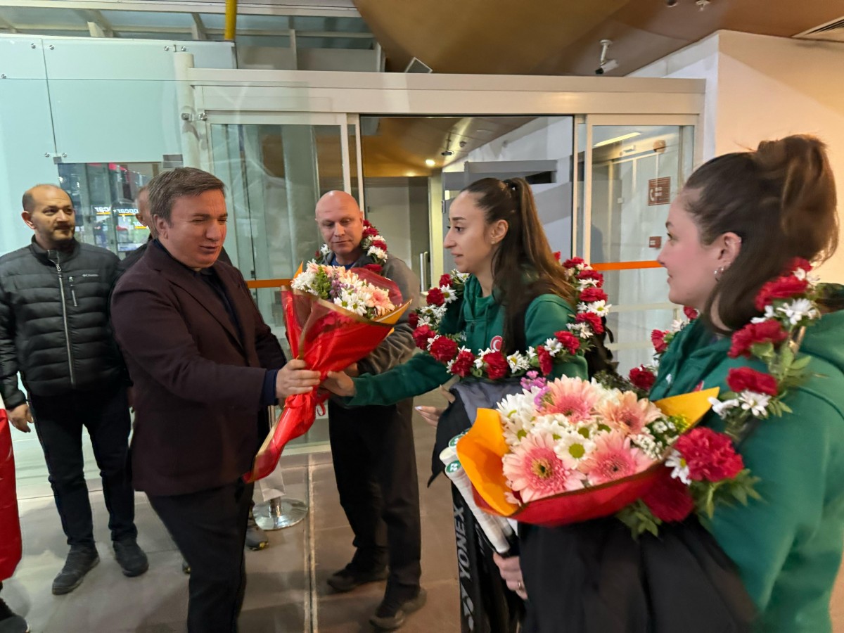 Erzincanlı şampiyon kızlar havaalanında karşılandı;