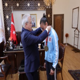Genç sporcu, Vali Kumbuzoğlu'na verdiği sözü tuttu