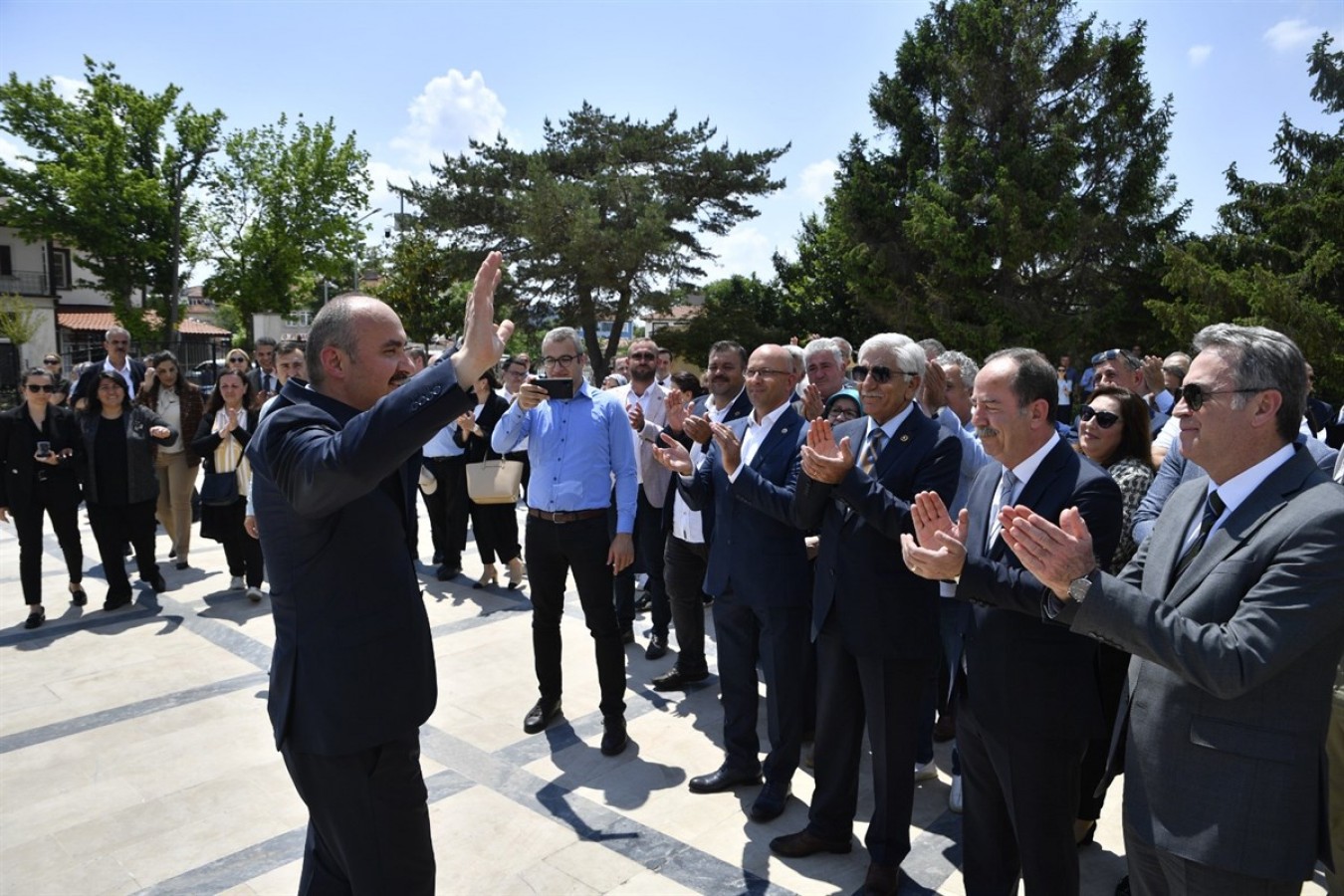 Vali Ekrem Canalp'i motosikletçiler konvoyla uğurladı;