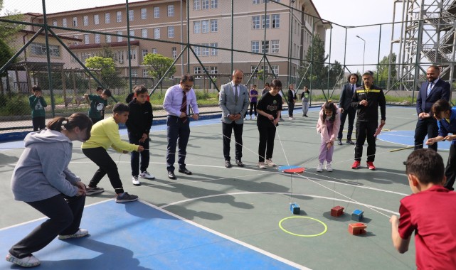 Beden eğitimi dersinde öğrencilere eşlik etti