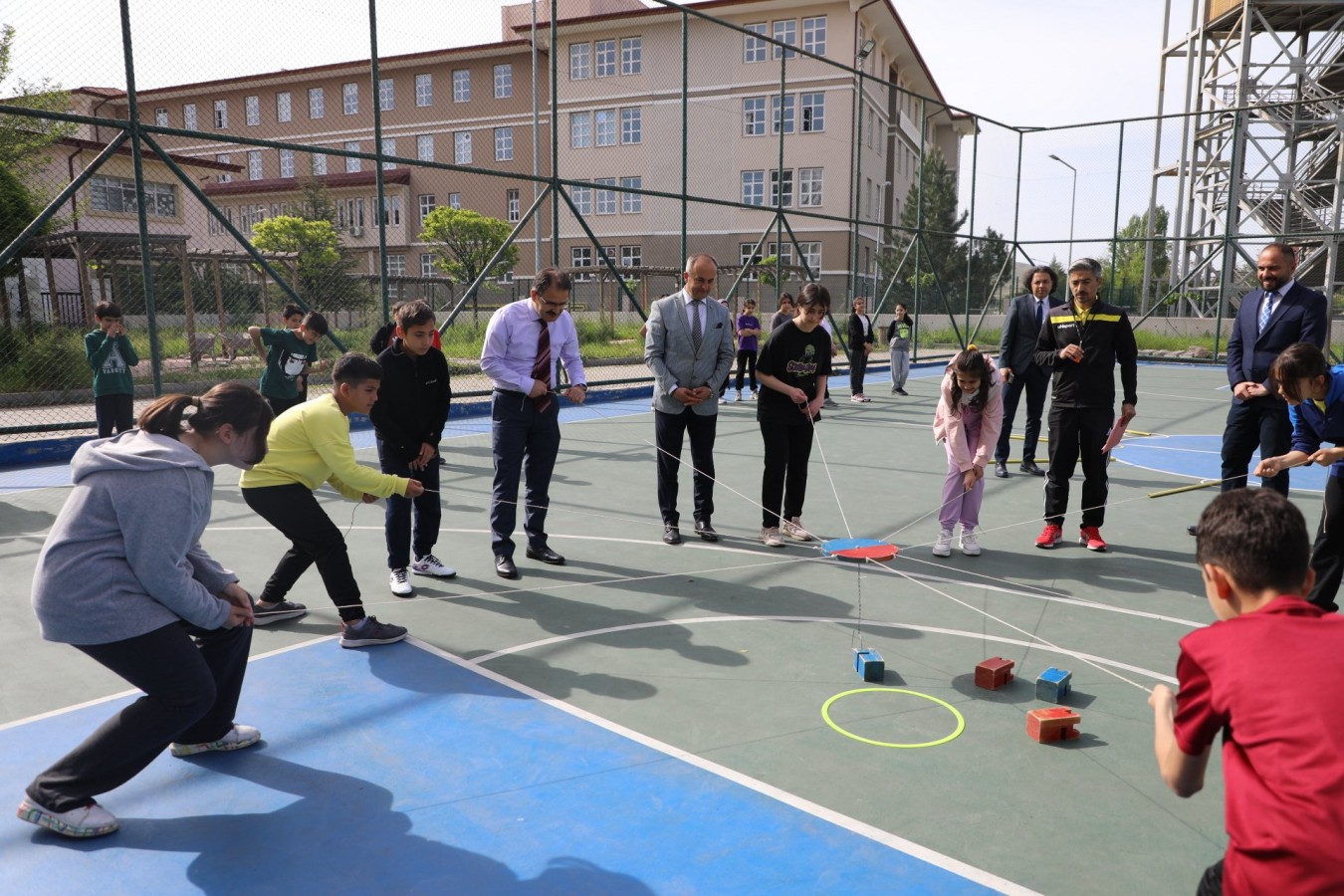 Beden eğitimi dersinde öğrencilere eşlik etti;