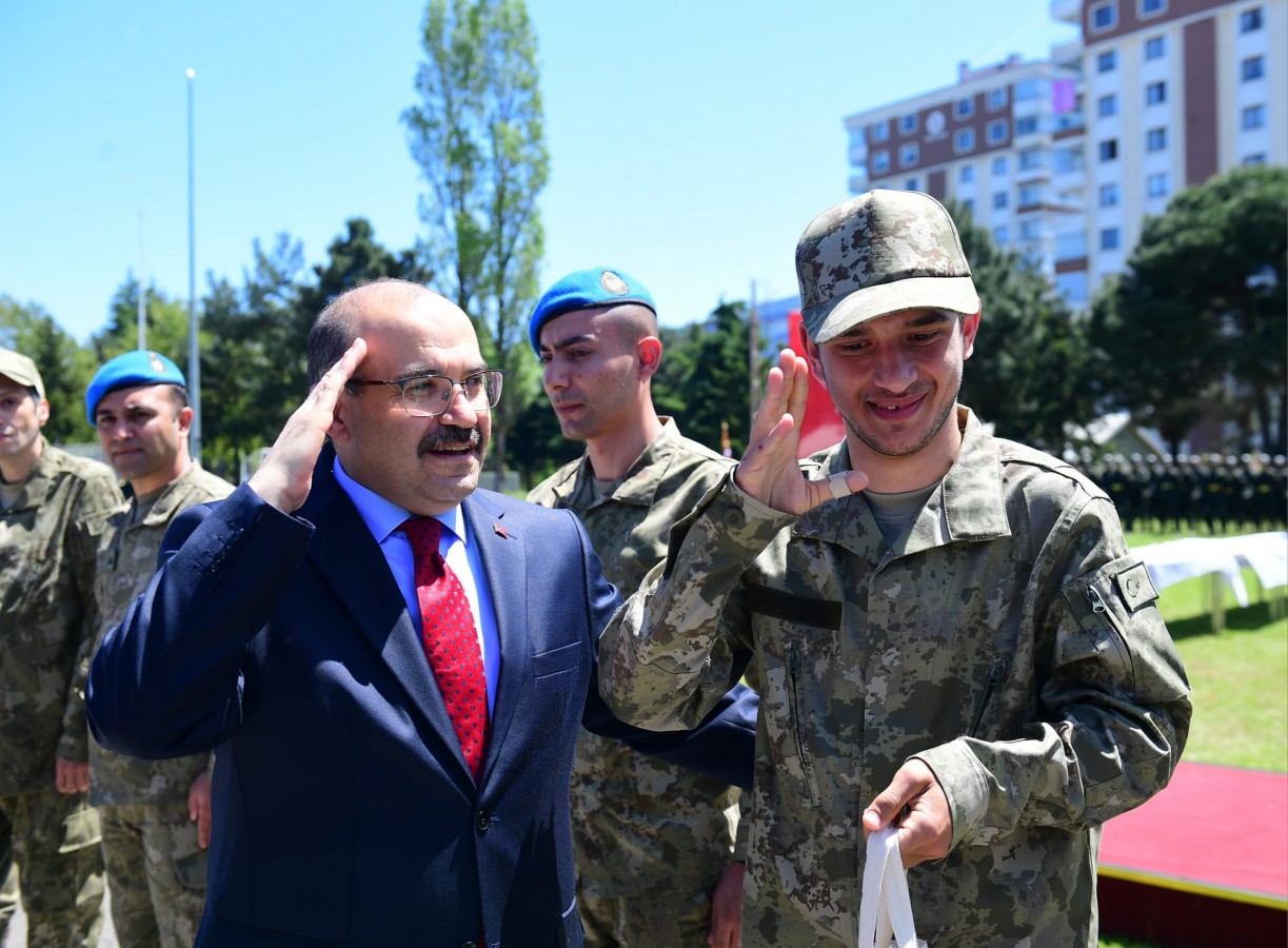 Engelli gençlerin askerlik sevincine ortak oldu