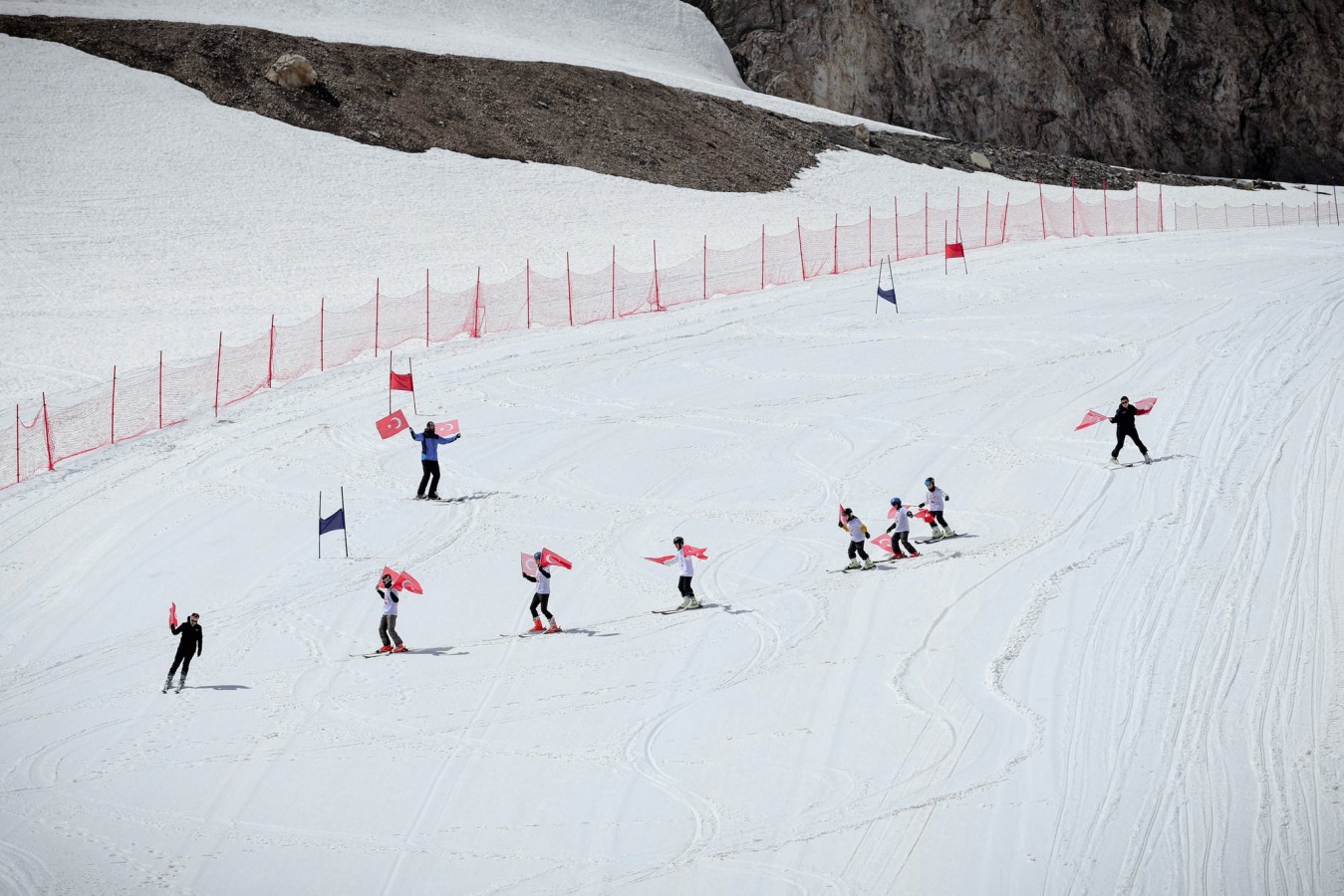 Hakkari'nin muhteşem dağlarında kayak keyfi sürüyor;