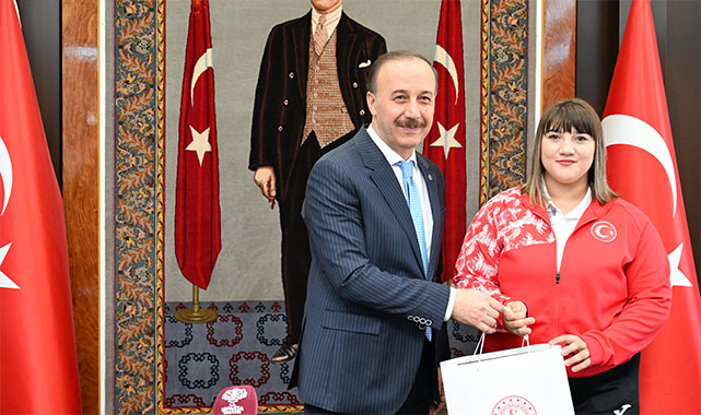 Halterde dünya şampiyonu Isparta'dan: Şehrin adını zirveye taşıdılar;