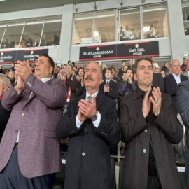 İki ilin valisi tribünden futbol heyecanına ortak oldu