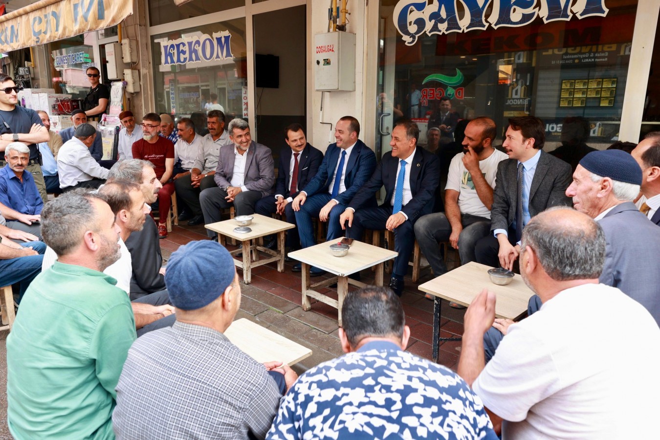 Esnafın sıcak çayını içip, taleplerini dinledi