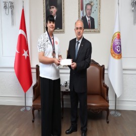 Vali Erol, şampiyon boksörü makamında ağırladı