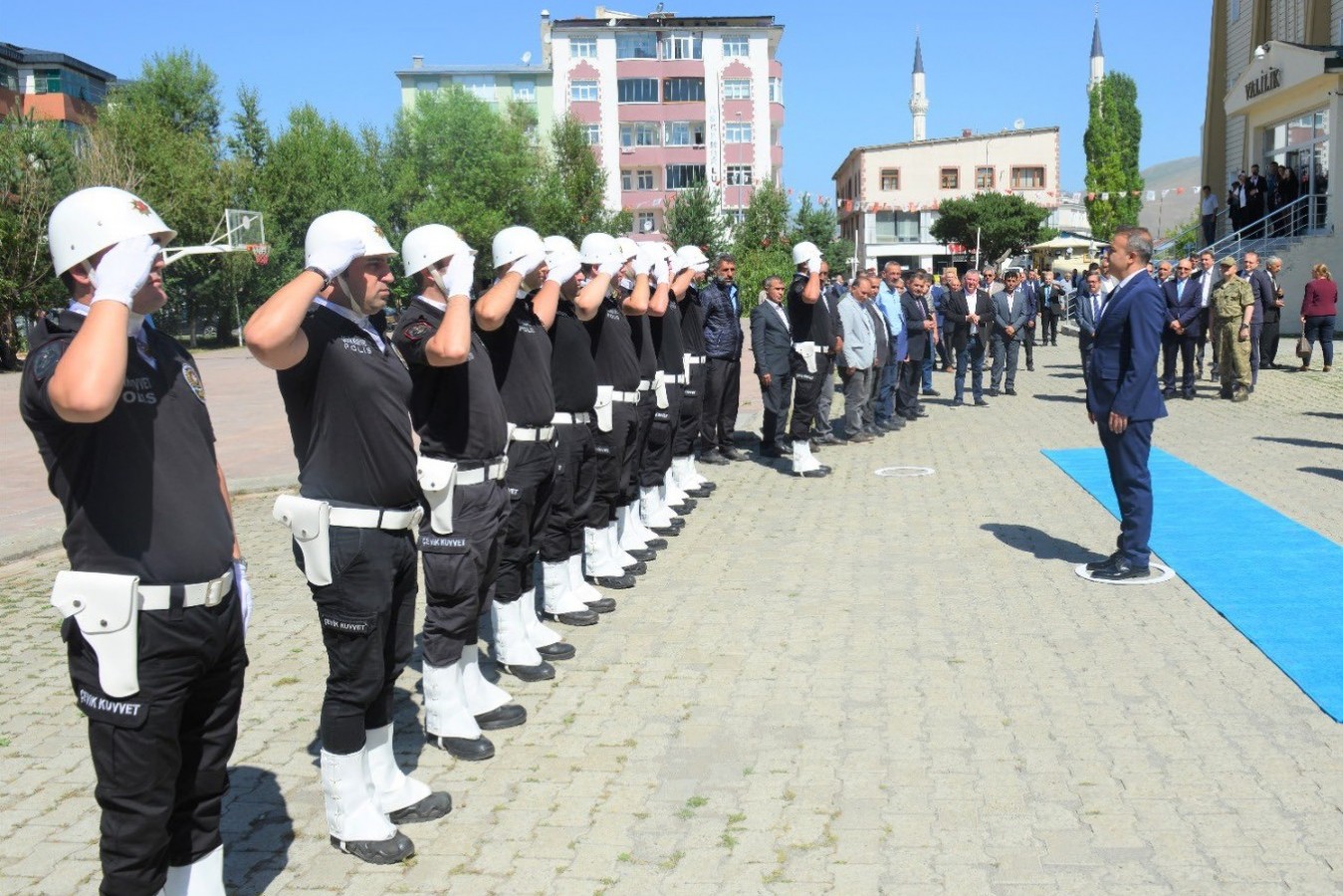 “Gardiyan olmaya değil, garson olmaya geldik”