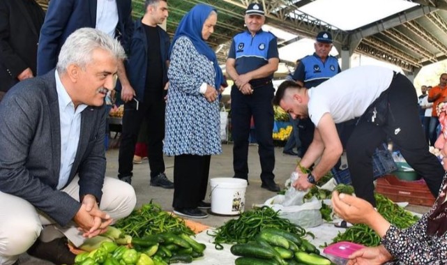 Pazar esnafıyla hemhal oldu