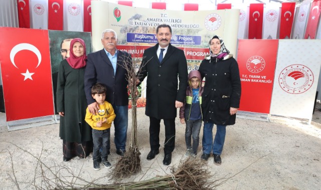 Çiftçilere 12 bin 500 kuşburnu fidanı dağıttı