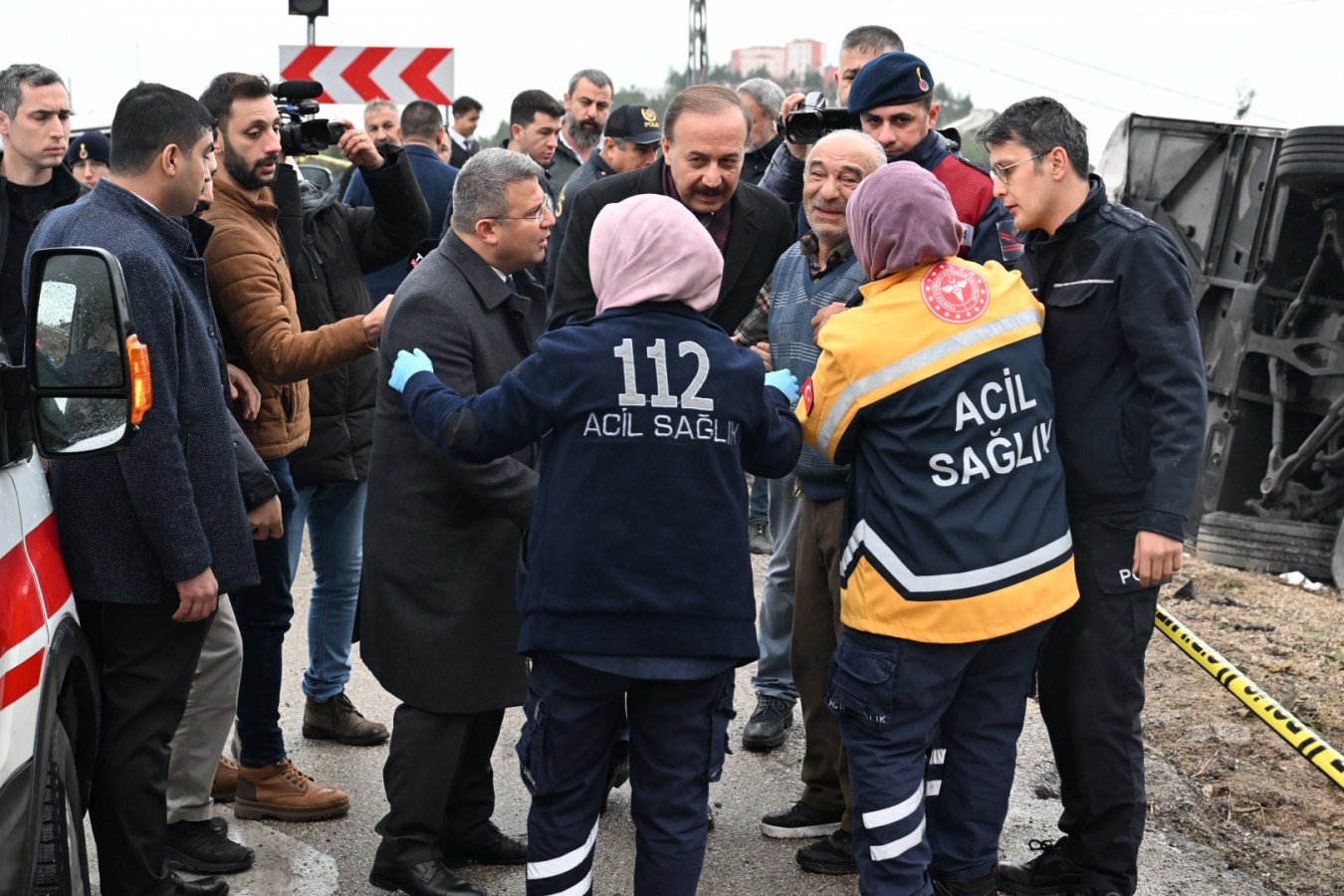 Isparta'da yolcu otobüsü devrildi! Vali bölgeye gitti;