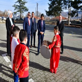 Vali Demiryürek okul ziyaretinde davul ve manilerle karşılandı