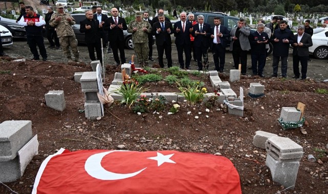 Depremde vefat edenlere kabirleri başında dua