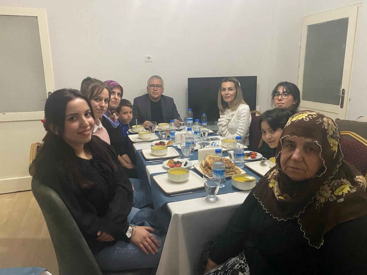 Depremzede ailenin iftar sofrasına misafir oldu;