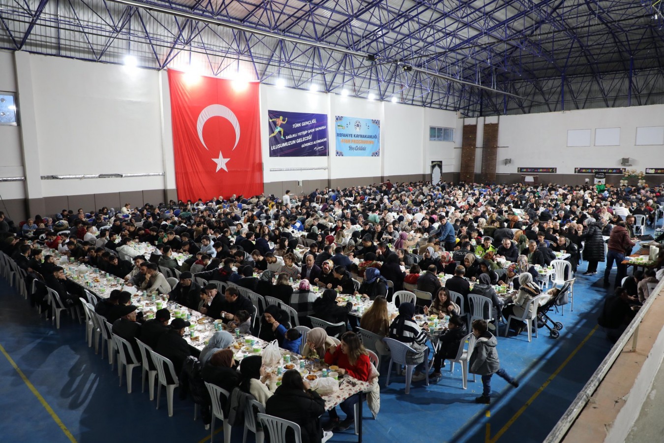 Yüzlerce kişi iftar sofrasında buluştu