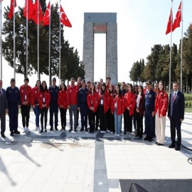 Şehitlerin emanetleri gençlerle Abidede buluştu