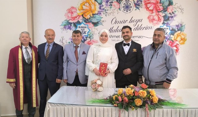 Depremzede çiftin nikah mutluluğunu paylaştı