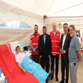 Kaymakam Şahin Kızılay çadırında kan bağışında bulundu