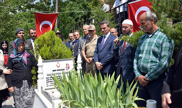 Vali Baruş, Şehit Öğretmen Yılmaz'ı dualarla andı;