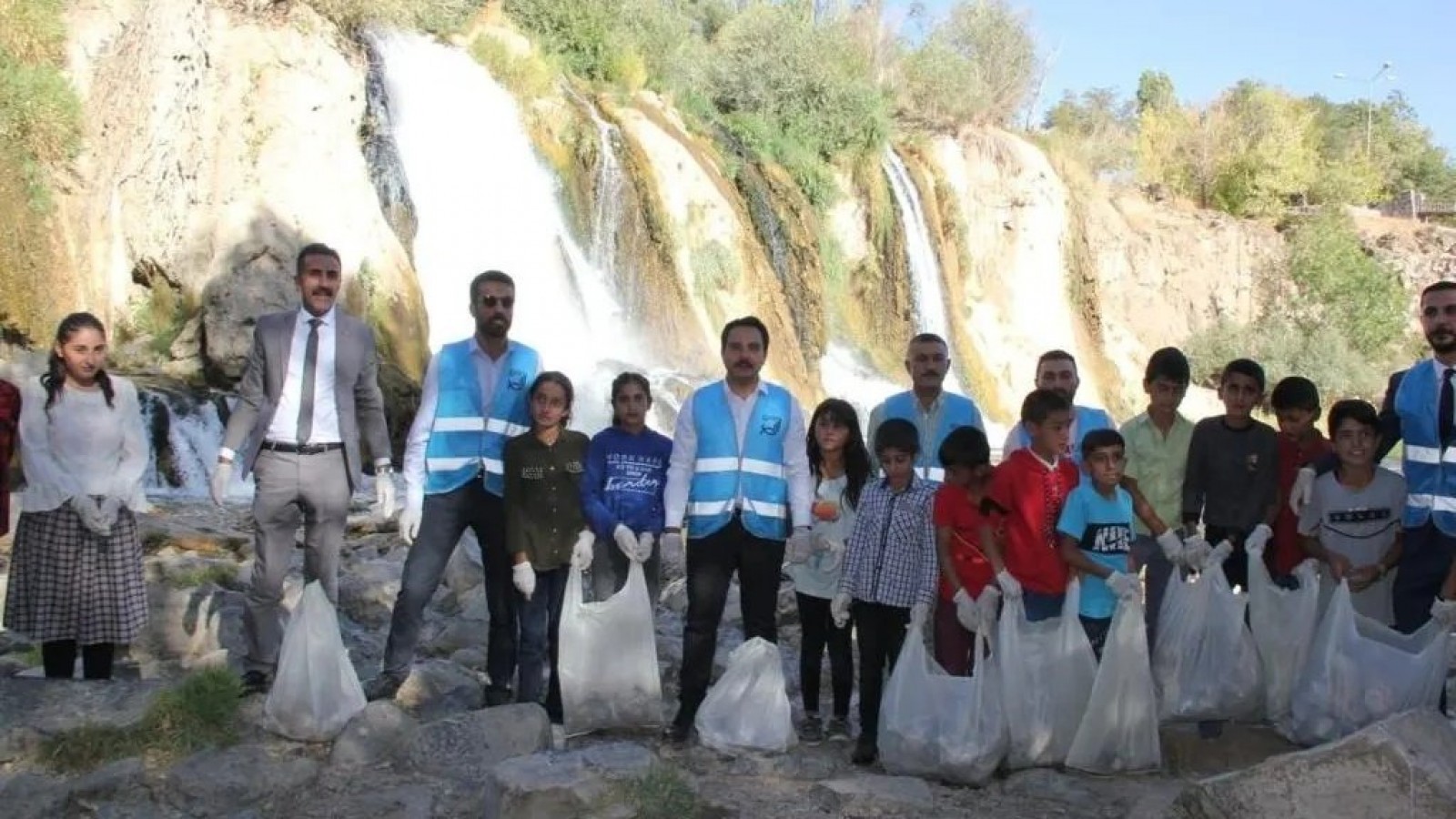 Muradiye Şelalesi'ni temizlediler