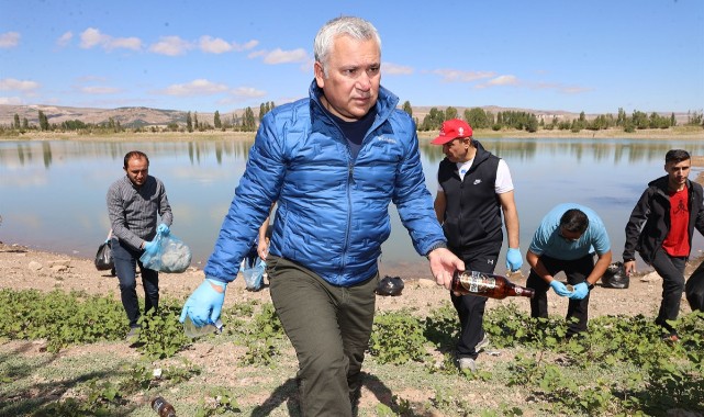 Göletin çevresindeki çöpleri topladı